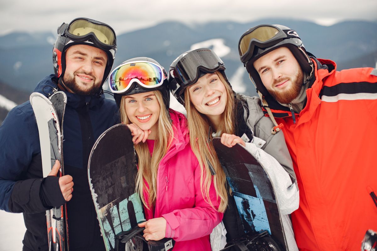 narciarze i snowboardziści na stoku w Szczyrku